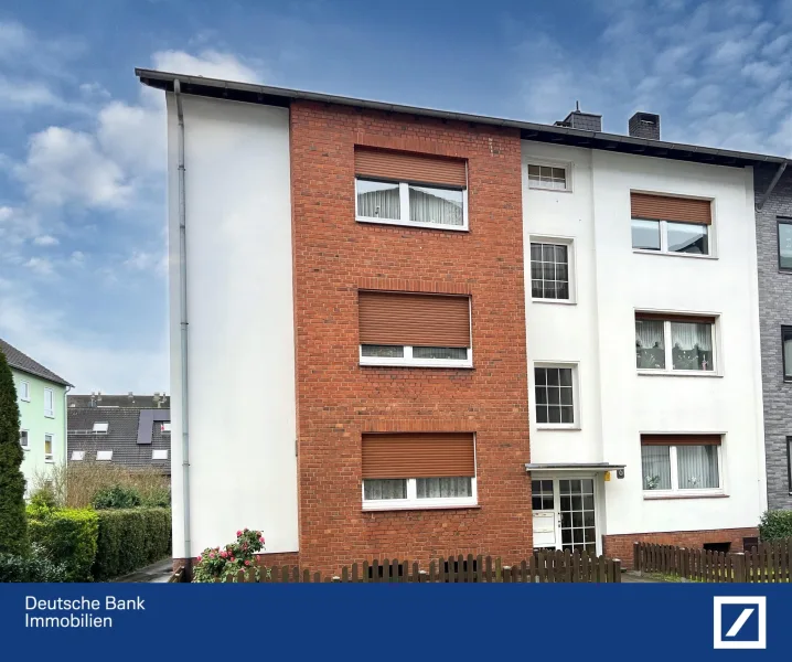 Außenansicht - Wohnung kaufen in Düsseldorf - Helle 2-Zimmerwohnung mit zusätzlichem Mansardenzimmer im Dachgeschoss und Garage