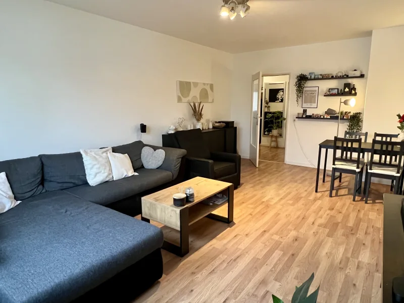 Wohnzimmer - Wohnung kaufen in Düsseldorf - Ihr neues Zuhause: Moderne 2-Zimmer-Wohnung mit Stellplatz