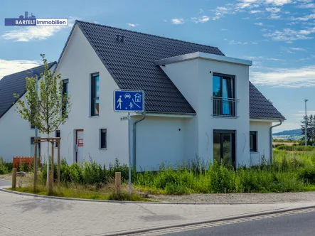 1 - Haus kaufen in Pattensen / Schulenburg - Neubau: Nachhaltiges Wohnen mit historischem Ausblick!