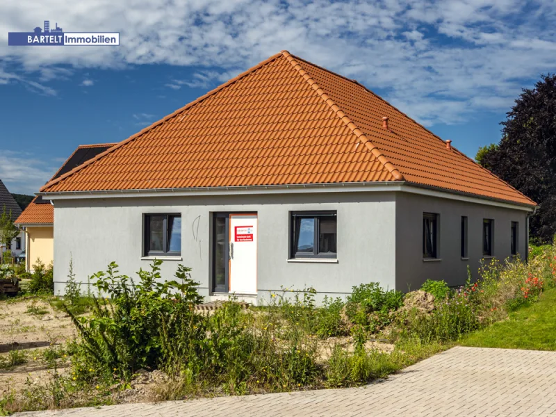 1 - Haus kaufen in Pattensen / Schulenburg - Neubau: Hochwertiger Bungalow mit historischem Ausblick!