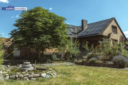 Hauptansicht - Haus kaufen in Lehrte / Sievershausen - Waldnähe inklusive: Ihr Familientraum mit großem Garten!