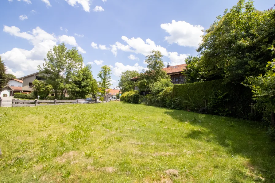 Blick aus dem Grundstück - Grundstück kaufen in Otterfing - Baugrundstück für EFH (8x12m) + Doppelgarage in ruhiger Lage südlich von München