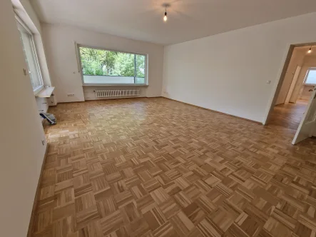 Wohnzimmer - Wohnung mieten in München - 3 Zimmer Gartenwohnung mit Blick ins Grüne / Harlaching