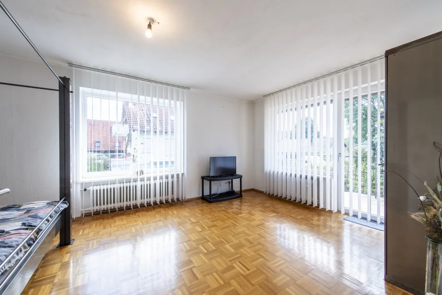 Schlafzimmer 1 im OG mit Zugang zum Balkon