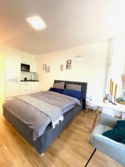 Wohnbereich - Wohnung mieten in München - Möbliertes 1 Zimmer Apartment mit Balkon ab 1.11.24