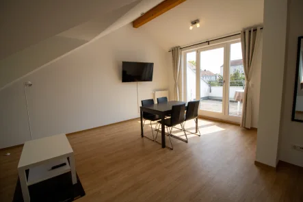 Wohn-/Essbereich - Wohnung mieten in Ingolstadt - Moderne 2-Zimmer Wohnung mit Dachterrasse/Loggia (nähe Audi) zu vermieten ab 1. März 2025