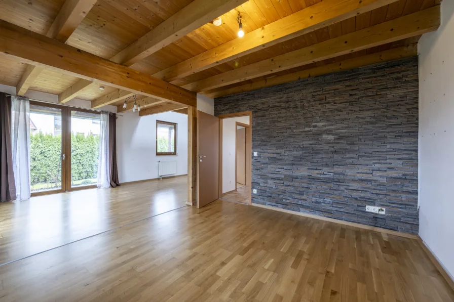 Wohnzimmer - Haus kaufen in Adelzhausen - Einfamilienhaus mit großem Garten, Sauna, Heimkino und Fitnessraum