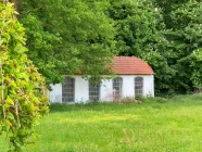 Nebengebäude angrenzend am Waldstück