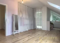 Kinderzimmer 1 mit Zugang zum großen Balkon