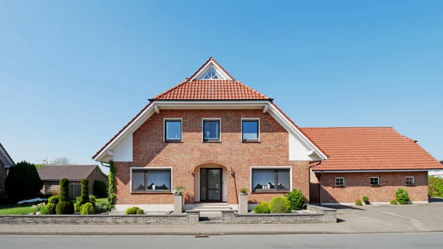 V1588 Ansicht Straße Bild 1 - Haus kaufen in Twistringen - Stilvolles Zweifamilienhaus im Herzen von Twistringen