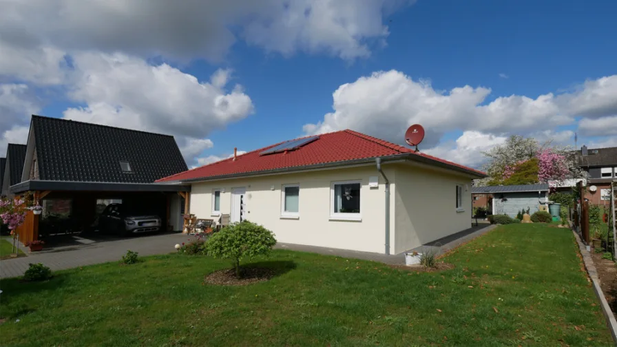 Außenansicht - Haus kaufen in Twistringen / Heiligenloh - Neuwertiger Bungalow mit schönem Garten