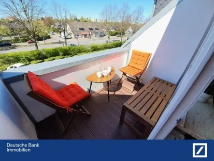 Sonniger Balkon nach hinten - Wohnung kaufen in Hamburg - Charmante Dachgeschosswohnung in schöner grüner Wohnlage