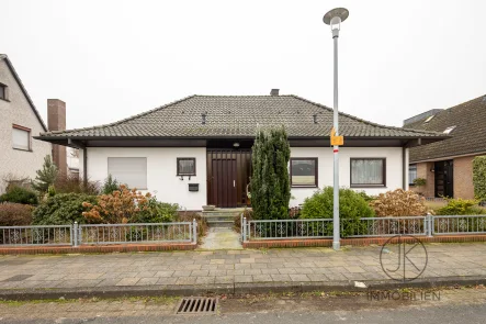 Außenansicht - Haus kaufen in Achim - ***Winkelbungalow in Achim – Viel Potenzial für Ihre individuelle Gestaltung