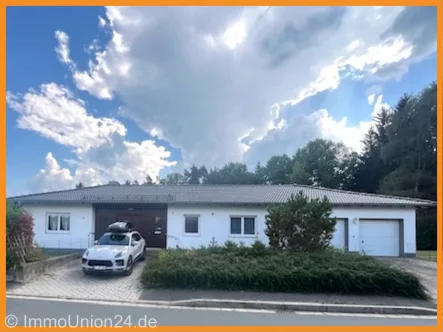  - Haus kaufen in Pegnitz - 398.000,- für 1 5 8 qm Winkelbungalow mit Doppelgarage im Haus auf 1.570 qm pflegeleichten Grund