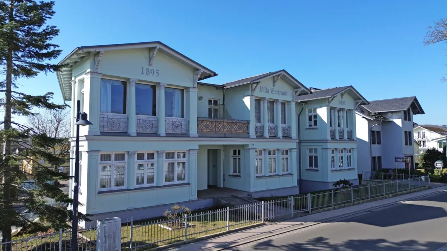 Straßenansicht Haupthaus - Haus kaufen in Seebad Ahlbeck - Historischer Charme trifft auf solide Rendite: Bäderstilvilla mit 9 fest vermieteten Wohneinheiten in Seebad Ahlbeck