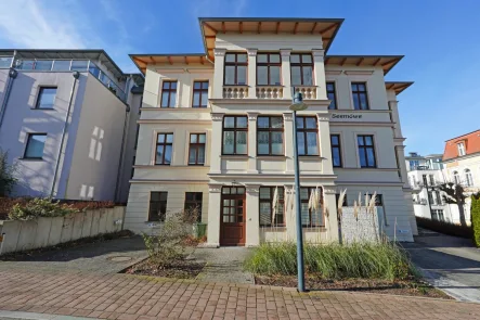 Villa und Eingangsbereich - Wohnung kaufen in Ahlbeck - Exklusive Wohnträume: Eigentumswohnung mit Terrasse in historischer Villa an der Ostsee