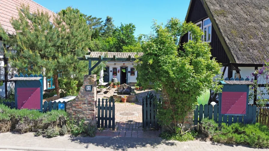 Blick in den Innenhof - Haus kaufen in Neppermin - Charmantes Ensemble nahe dem Nepperminer See: Wohnhaus, Café und Ferienwohnungen