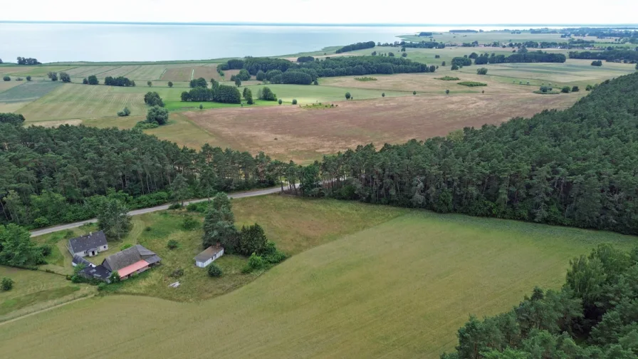 Luftaufnahme - Haus kaufen in Prätenow - Naturnahes Wohnen auf großem Grundstück: Genießen Sie die Freiheit und Weite dieses charmanten Vierseitenhofs