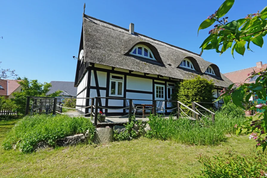 Terrasse Ferienwohnung - Haus kaufen in Neppermin - Reetgedecktes Ferienhaus mit 4 Wohneinheiten am Nepperminer See