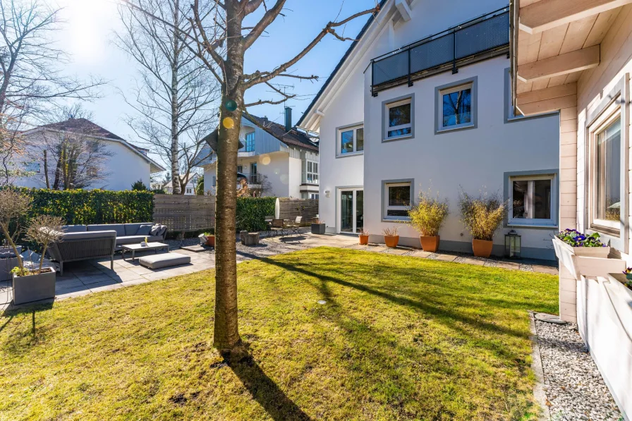 Terrasse - Wohnung kaufen in München / Waldtrudering - Traumhafte Maisonette-Gartenwohnung mit Saunahaus