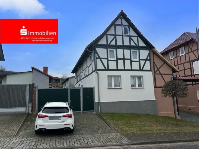 Strassenansicht - Haus kaufen in Niederorschel - Viel Platz für Hund und Katz!