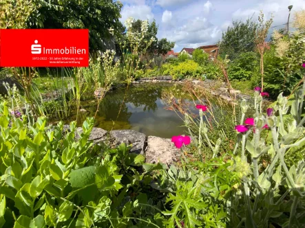 Gartenteich - Haus kaufen in Am Ohmberg - Schon das Grundstück ist ein kleines Paradies!