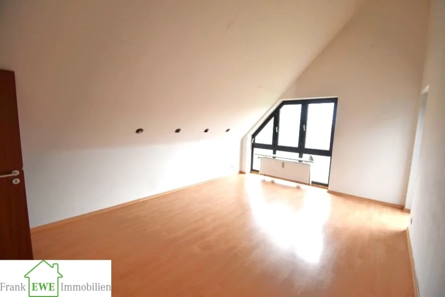 Einliegerwohnung, Wohnzimmer, Zweifamilienhaus mit 2 Garagen zum Kauf in Düsseldorf Hellerhof, Frank Ewe Immobilien