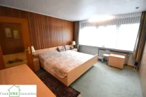 EG Schlafzimmer mit Wannenbad en Suite, Zweifamilienhaus zum Kauf in Düsseldorf Hassels, Frank Ewe Immobilienmakler