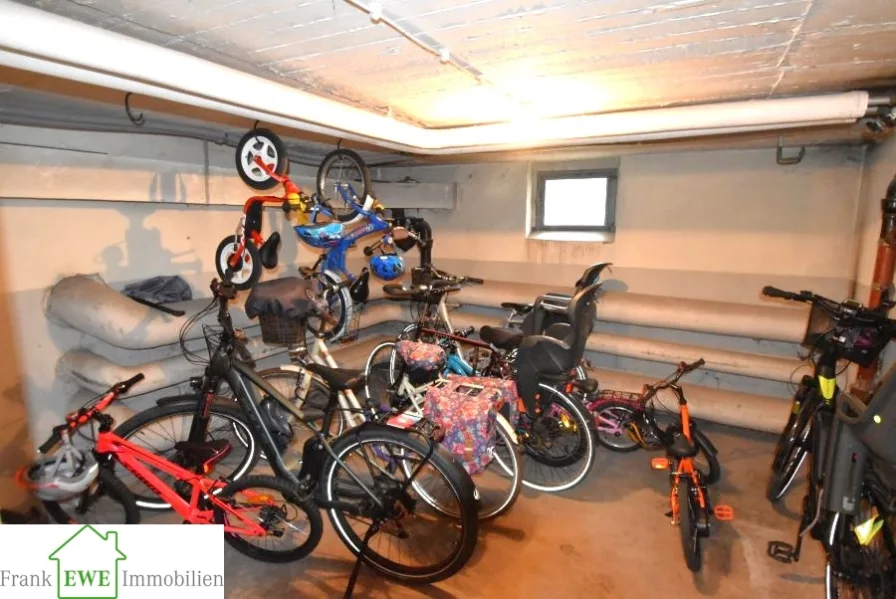 Fahrradkeller, 4-Zimmer-Wohnung mit Balkon und Garage zum Kauf in Düsseldorf Garath, Frank Ewe Immobilienmakler Düsseldorf