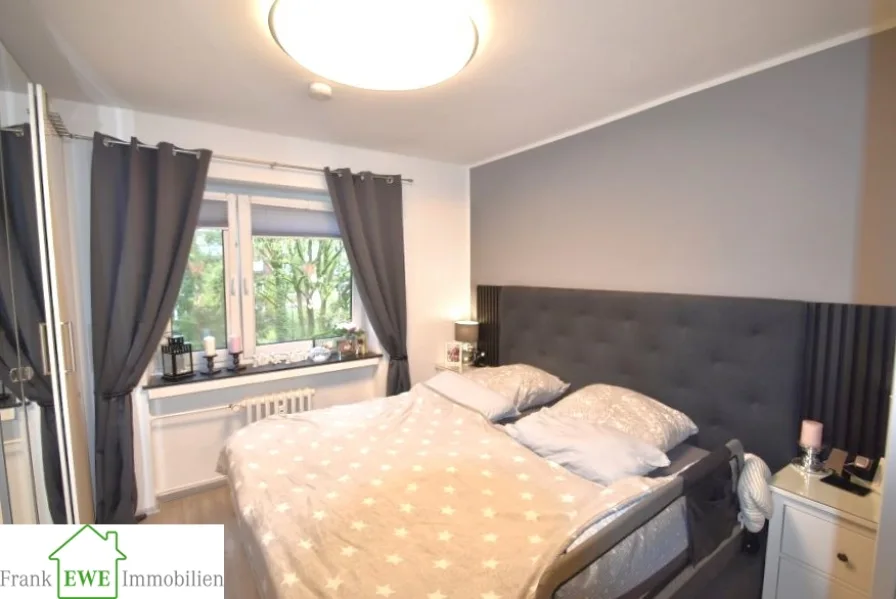 Schlafzimmer, 4-Zimmer-Wohnung mit Balkon und Garage zum Kauf in Düsseldorf Garath, Frank Ewe Immobilienmakler Düsseldof Hassels