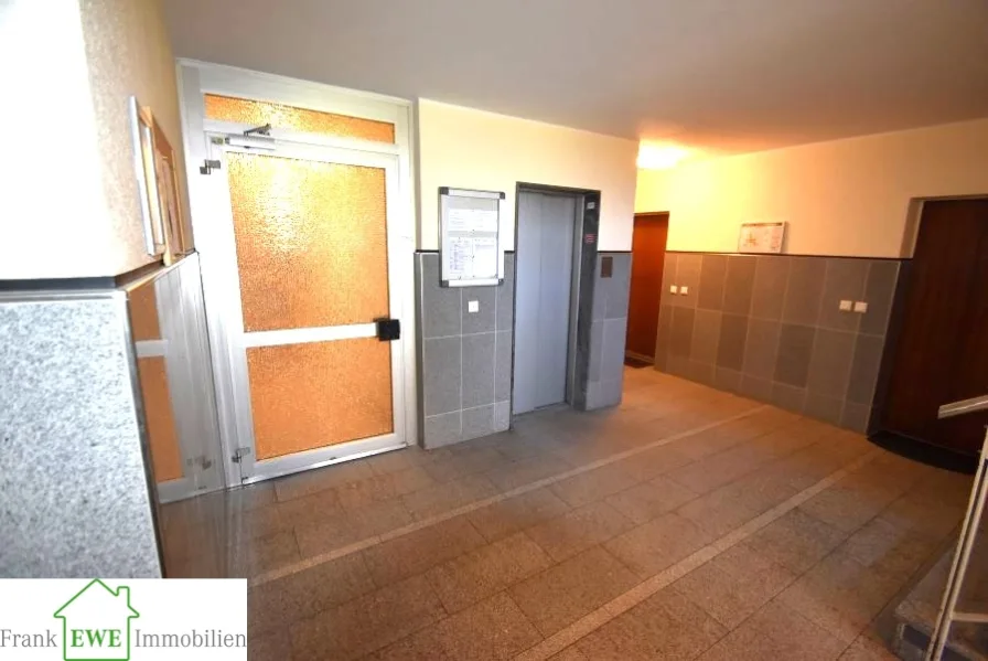 Treppenhaus, Aufzug 1-Zimmer-Appartement mit Einbauküche, Balkon und PKW-Stellplatz zum Kauf in Düsseldorf Hassels, Frank Ewe Immobilienmakler