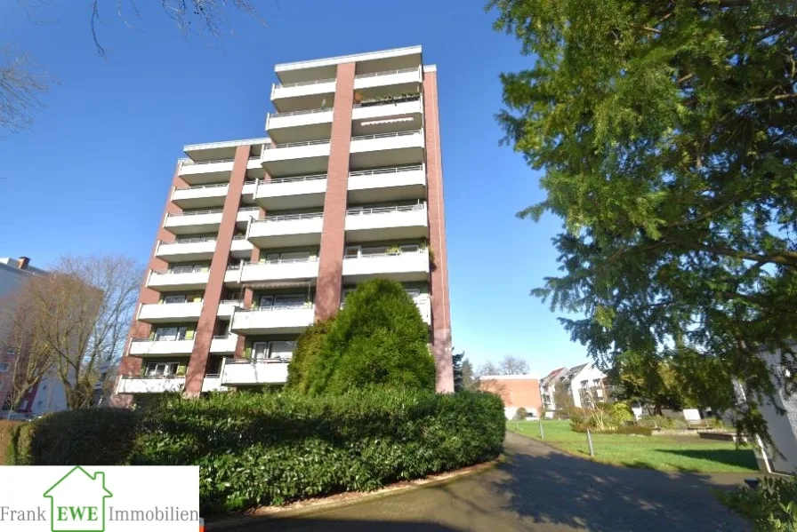 Hausansicht Balkonseite.1-Zimmer-Appartement mit Einbauküche, Balkon und PKW-Stellplatz zum Kauf in Düsseldorf Hassels, Frank Ewe Immobilienmakler