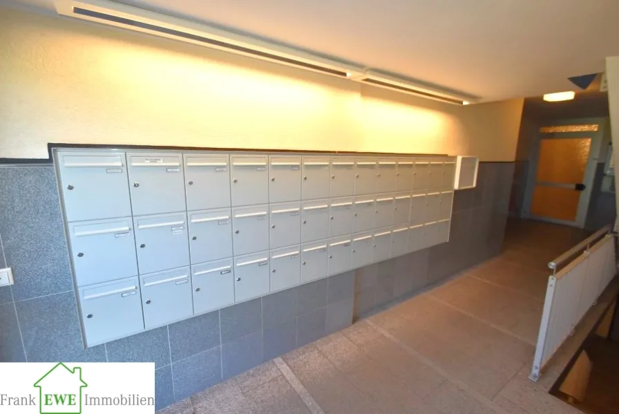 Hausflur Briefkästen, 1-Zimmer-Appartement mit Einbauküche, Balkon und PKW-Stellplatz zum Kauf in Düsseldorf Hassels, Frank Ewe Immobilienmakler