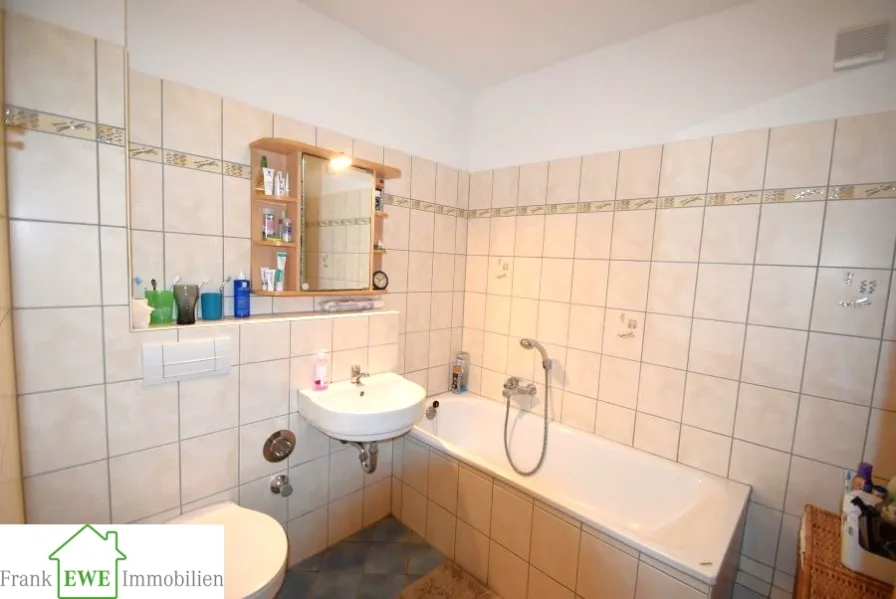 Wannenbad, 5-Zimmer-Maisonette-Wohnung zum Kauf in Düsseldorf Holthausen, Frank Ewe Immobilienmakler Düsseldorf Hassels