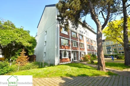 Hausansicht, 5-Zimmer-Maisonette-Wohnung zum Kauf in Düsseldorf Holthausen, Frank Ewe Immobilienmakler Düsseldorf Hassels - Wohnung kaufen in Düsseldorf - Objekt Nr. 300 -40589 Düsseldorf Holthausen, 5-Zimmer-Maisonette-Wohnung