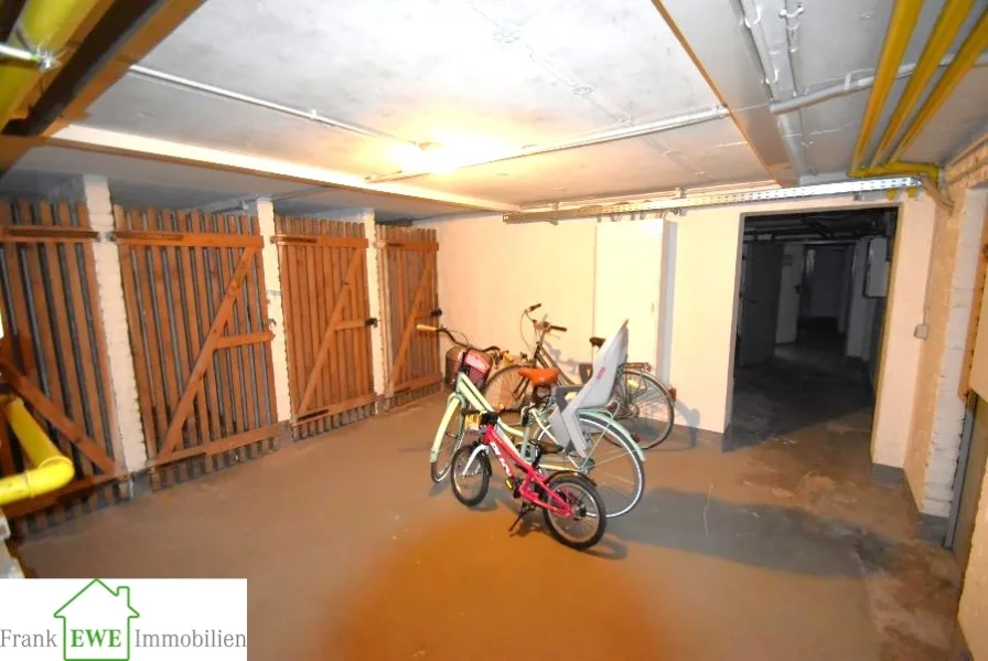 Fahrradkeller, 5-Zimmer-Maisonette-Wohnung z Kauf in Düsseldorf Holthausen, Frank Ewe Immobilienmakler Düsseldorf Hassesl