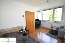 Kinderzimmer 2, 5-Zimmer-Maisonette-Wohnung z Kauf in Düsseldorf Holthausen, Frank Ewe Immobilienmakler Düsseldorf Hassels