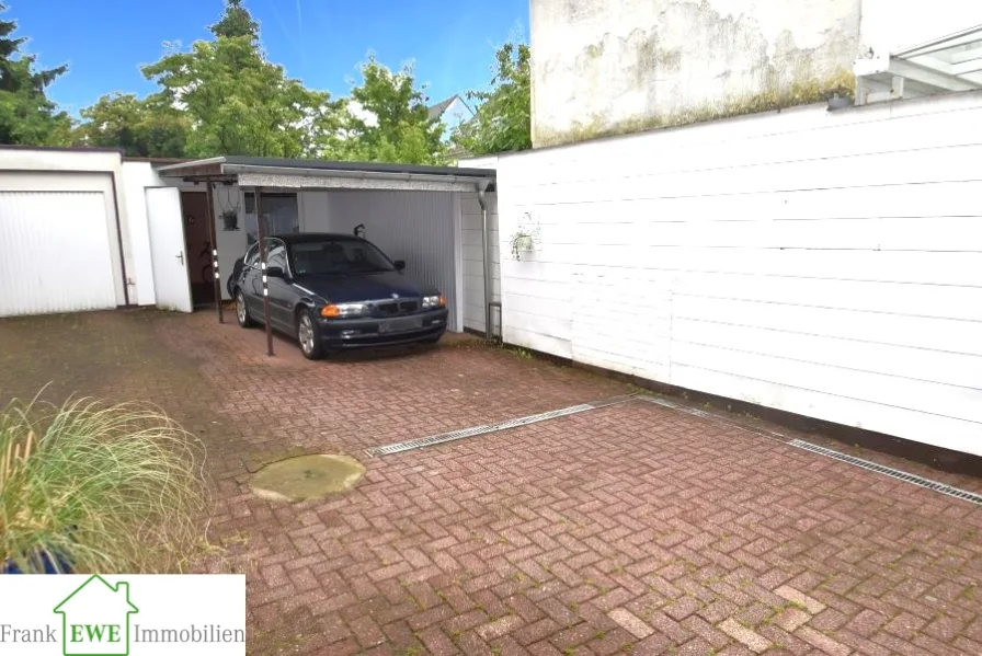 Carport Innenhof, 2-Zimmer-Wohnung mit Gsrten und PKW-Stellplätzen zum Kauf in Düsseldorf Himmelgeist, Frank Ewe Immobilienmakler Düsseldorf Hassels