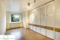 Schlafzimmer 2, 4-Zimmer-Wohnung u Garten, Kauf in Düsseldorf Eller, Frank Ewe Immobilienmakler Düsseldorf