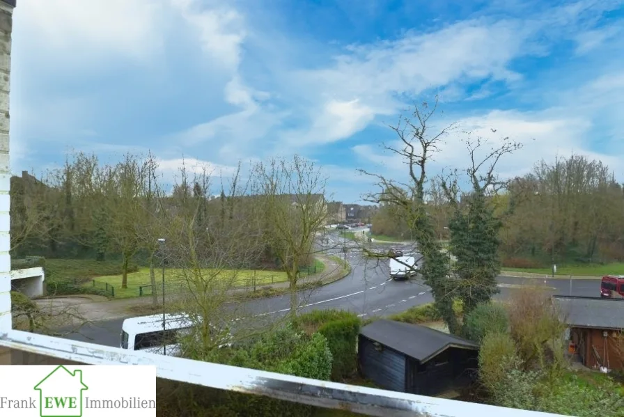 Einliegerwohnung, Ausblick, Zweifamilienhaus mit 2 Garagen zum Kauf in Düsseldorf Hellerhof, Frank Ewe Immobilien