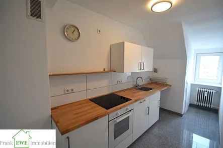 Küche, 2-Zimmer-Wohnung zur Miete in Düsseldorf Wersten, Frank Ewe Immobilienmakler Düsseldorf Hassels - Wohnung mieten in Düsseldorf - Objekt Nr. 319  40591 Düsseldorf, 2-Zimmer-Wohnung mit Einbauküche.