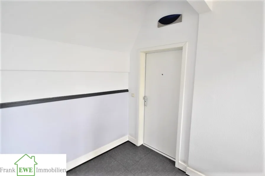 Wohnungstür, 2-Zimmer-Wohnung mit Einbauküche zur Miete in Düsseldorf Oberkassel