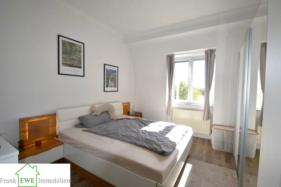 Schlafzimmer, 2-Zimmer-Wohnung zum Kauf in Düsseldorf Oberkassel, Frank Ewe Immobilienmakler Düsseldorf