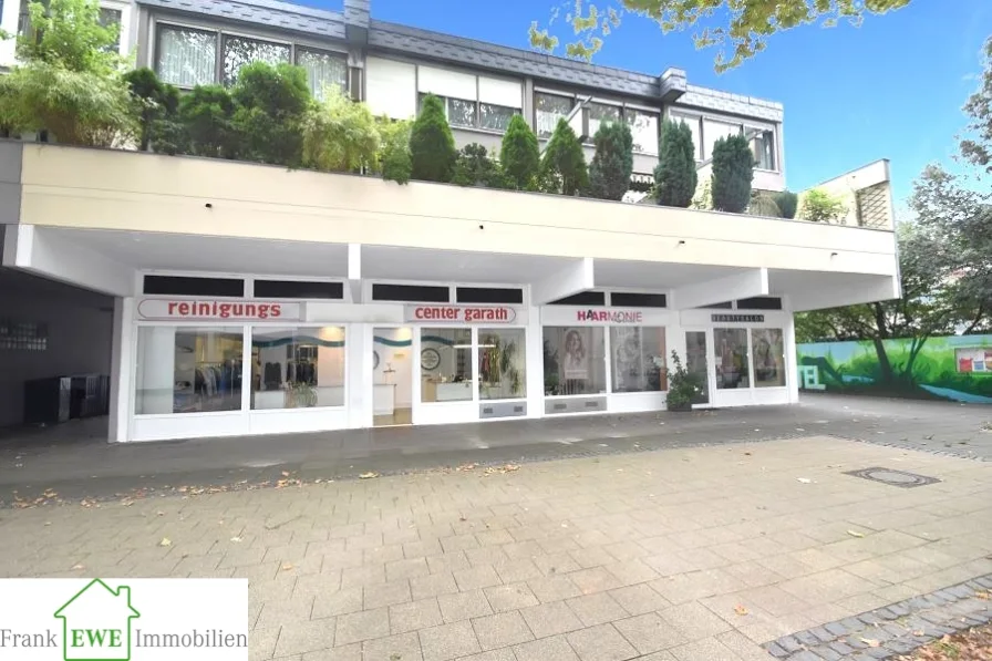 Hausansicht, Ladenlokal zur Miete in Düsseldorf Garath, Frank Ewe Immobilienmakler Düsseldorf Hassels - Laden/Einzelhandel mieten in Düsseldorf / Garath - Objekt Nr. 318-1  -  40595 DüsseldorfLadenlokal mit großer Schaufensterfront und Garage zur Miete