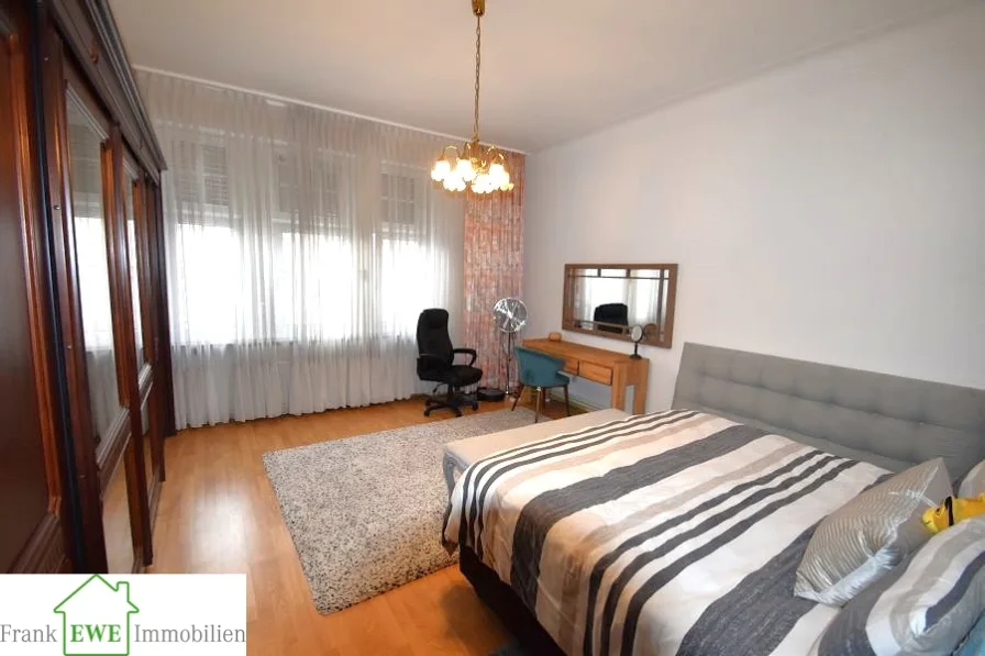 Schlafzimmer, 4-Zimmer-Wohnung zur MIete in Düsseldorf Benrath, Frank Ewe Immobilienmakler Düsseldorf Hassels