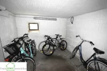 Fahrradabstellraum, 2-Zimmer-Wohnung mit Balkon zum Kauf in Düsseldorf Hassels, Frank Ewe Immobilienmakler Düsseldorf