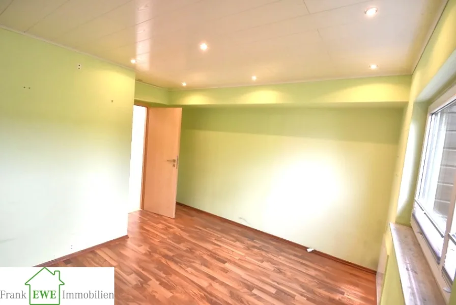 Schlafzimmer, Maisonette-Wohnung mit  Dachterrasse, Einbauküche zum Kauf in Düsseldorf Eller, Frank Ewe Immobilienmakler Düsseldorf