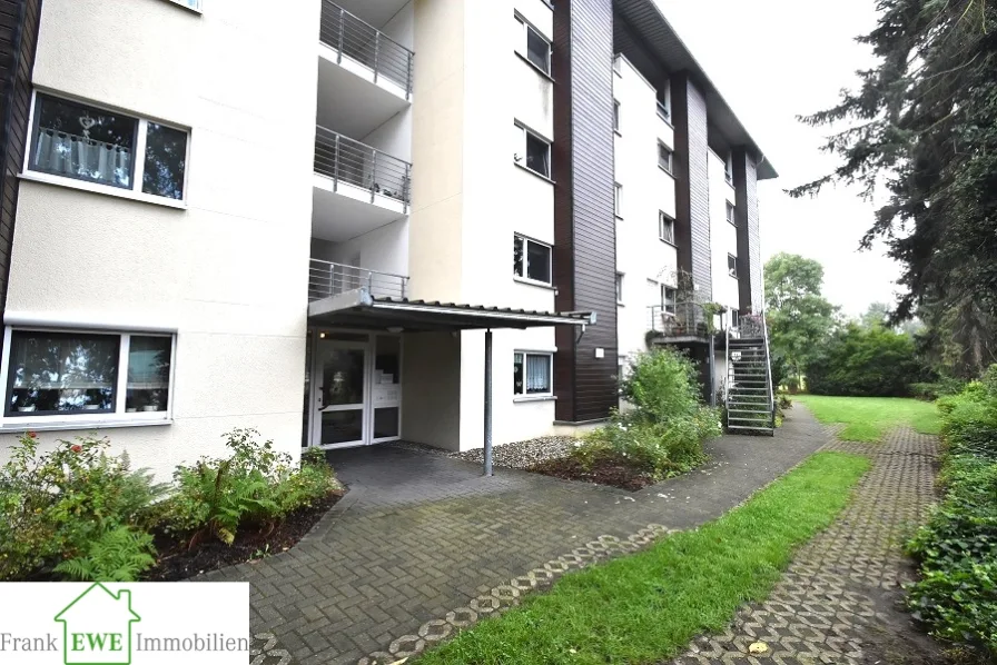 Hausansicht, Maisonette-Wohnung mit Einbauküche und Dachterrasse zum Kauf in Düsseldorf Eller, Frank Ewe Immobilienmakler Düsseldorf