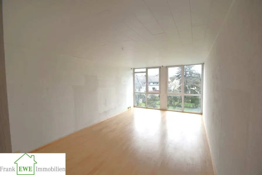 Wohnzimmer; Maisonette-Wohnung mit Einbauküche und Dachterrasse zum Kauf in Düsseldorf Eller, Frank Ewe Immobilienmakler