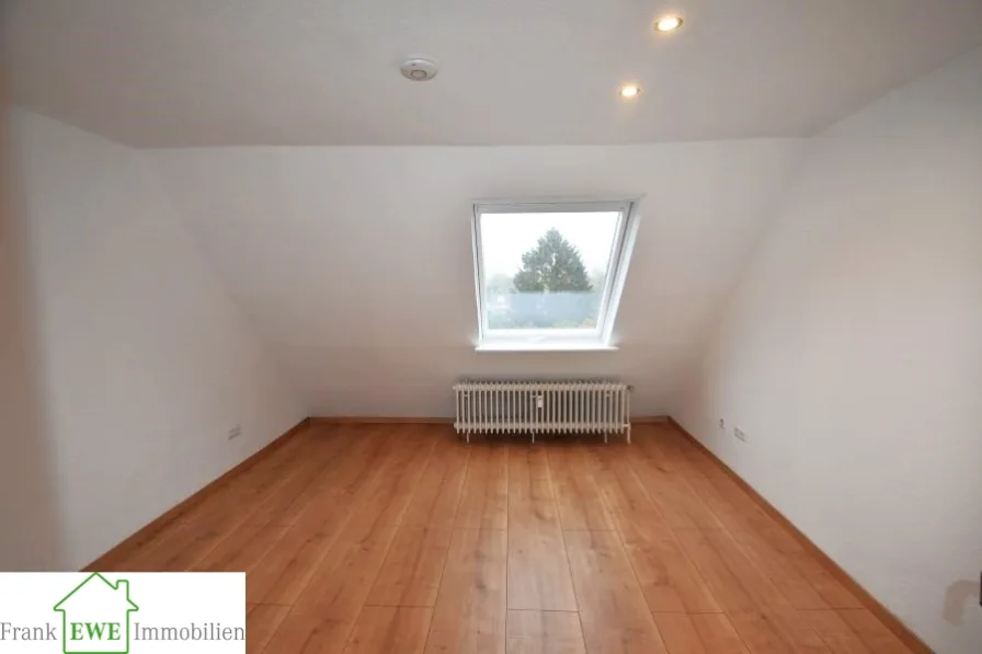 Schlafzimmer, 3-Zimmer-Maisonette-Wohnung mit Dachterrasse, Miete in Düsseldorf Reisholz, Frank Ewe Immobilienmakler